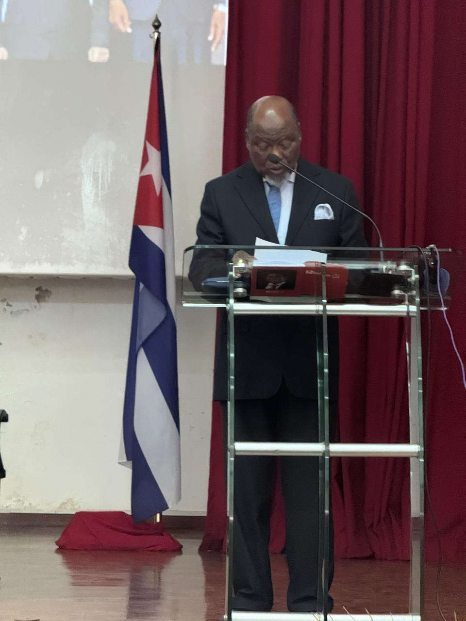 5. Importa referir que o Presidente Chissano apresentou um quadro presente na sala, dos 2 primeiros quadros da Frente de Libertação de Moçambique que foram os primeiros moçambicanos a ir se formar em Cuba em 1964, dando início a cooperação entre os dois países.